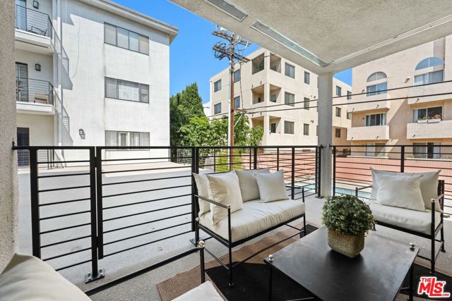 11928 Kiowa Avenue, Los Angeles CA: https://media.crmls.org/mediaz/e661a697-19a1-4c15-be7e-34fb84b7131f.jpg
