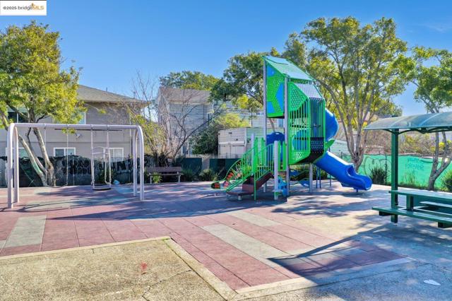 2419 Linden St, Oakland CA: https://media.crmls.org/mediaz/e6623be2-ad1e-4508-85f3-a89ecd6fa782.jpg