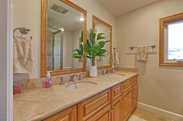5350 Edgehill Circle, Ventura CA: https://media.crmls.org/mediaz/e662f3b9-4635-4619-9227-4c1bbff4858b.jpg