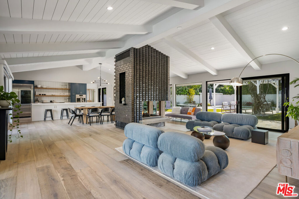 8400 Mulholland Drive — Contemporary