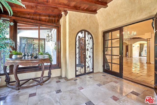 424 N Arden Boulevard, Los Angeles CA: https://media.crmls.org/mediaz/e6648f0a-29b5-4fdf-af51-f7c321bd60a7.jpg