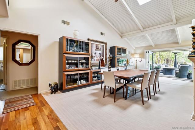 5979 Via Zurita, La Jolla CA: https://media.crmls.org/mediaz/e6662588-4117-4c7a-8d5a-5b17935e2139.jpg