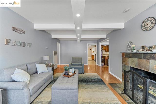 18943 Crest Ave, Castro Valley CA: https://media.crmls.org/mediaz/e668fd7d-49e5-4008-a517-04d0aa210158.jpg