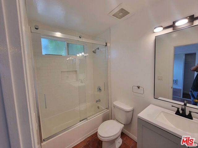 109 Brooks Avenue, Venice CA: https://media.crmls.org/mediaz/e6693838-18d6-40c2-8738-b7fc60b3648e.jpg