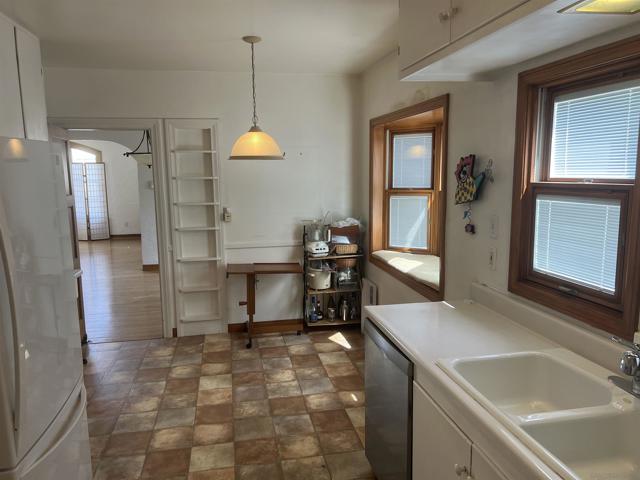 4866 Sussex Drive, San Diego CA: https://media.crmls.org/mediaz/e669f430-11a5-4831-bf6d-995df4873265.jpg