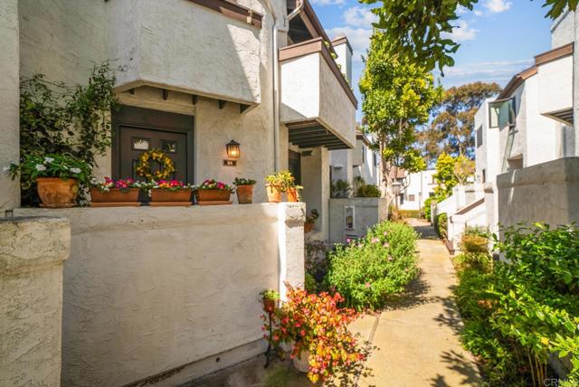 2253 Caminito Pescado, Ocean Beach (San Diego) CA: https://media.crmls.org/mediaz/e66a18bb-6a49-4360-8fe9-4c0c86577f0c.jpg