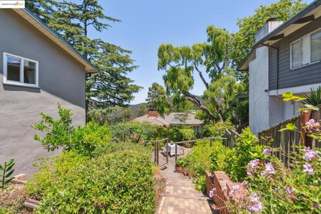 1023 Overlook Rd, Berkeley CA: https://media.crmls.org/mediaz/e66a8695-05a1-40b8-89b3-b2bca8534367.jpg