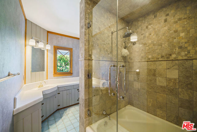 33269 Mulholland Highway, Malibu CA: https://media.crmls.org/mediaz/e66af526-90ca-4a3d-a8ab-993a6c9688e5.jpg