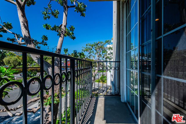 458 N Oakhurst, Beverly Hills CA: https://media.crmls.org/mediaz/e66b1acd-2cd6-458f-9463-7517d2545f9a.jpg