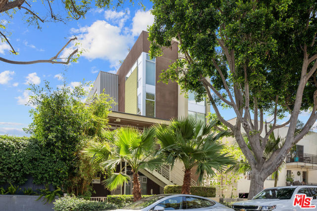 944 N Stanley Avenue, West Hollywood CA: https://media.crmls.org/mediaz/e66ca253-aaa5-4513-9385-9001f393036b.jpg