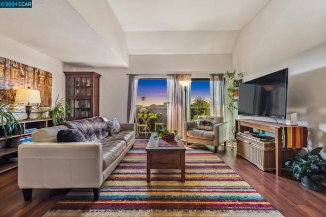 5 Embarcadero, Oakland, California 94607, 2 Bedrooms Bedrooms, ,2 BathroomsBathrooms,Condominium,For Sale,Embarcadero,41069299