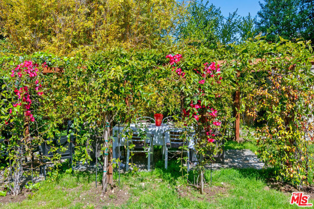 2299 Beverwil Drive, Los Angeles CA: https://media.crmls.org/mediaz/e66eab8c-3d80-45cc-9d40-c1ed8219bb57.jpg