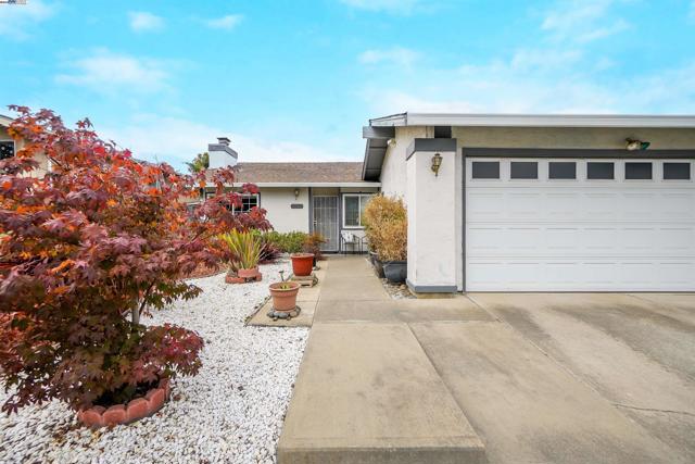 22633 Mossy Rock Drive, Hayward CA: https://media.crmls.org/mediaz/e66efd25-1e37-49b6-ba14-610f7f4969f2.jpg