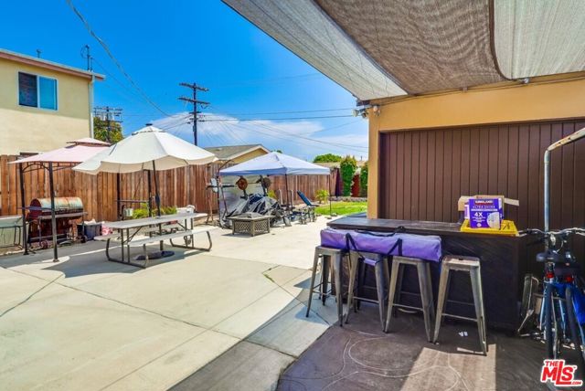 7220 10th Avenue, Los Angeles CA: https://media.crmls.org/mediaz/e66f9c97-5dea-4a94-82af-ad8506553878.jpg