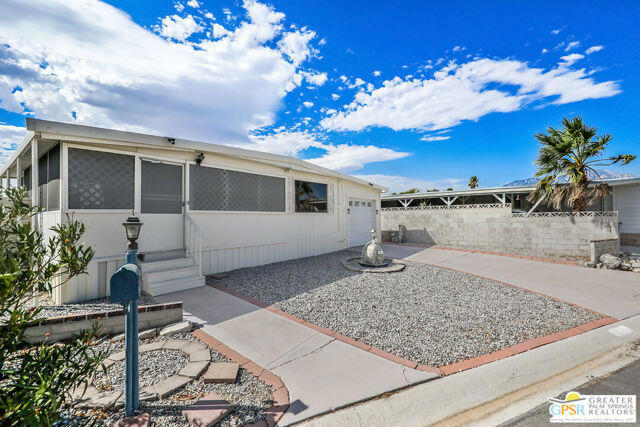 69421 Poolside Drive, Desert Hot Springs CA: https://media.crmls.org/mediaz/e670f508-a320-4bc7-968d-50d60645a9d3.jpg