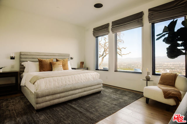 13331 Mulholland Drive, Beverly Hills CA: https://media.crmls.org/mediaz/e671266e-ec57-4b8e-bf96-43fdf2718bfb.jpg