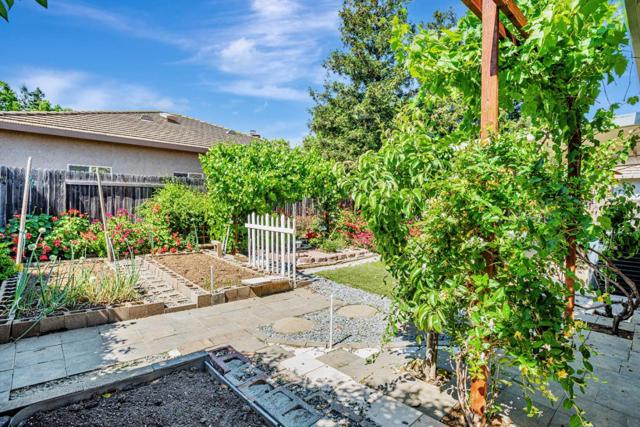 9712 Bovill Drive, Elk Grove CA: https://media.crmls.org/mediaz/e6713293-5afd-439a-a889-c0e5fd6b4645.jpg