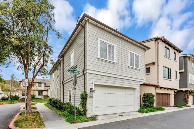 43150 Calle Familia, Fremont CA: https://media.crmls.org/mediaz/e672134f-6bd6-4492-984a-e0abe250b975.jpg