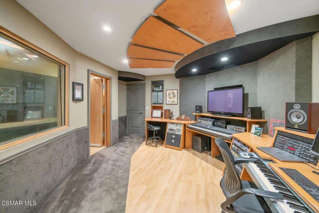 758 Camino Dos Rios, Thousand Oaks CA: https://media.crmls.org/mediaz/e672239a-4025-4c8c-a666-cfdd520c729d.jpg