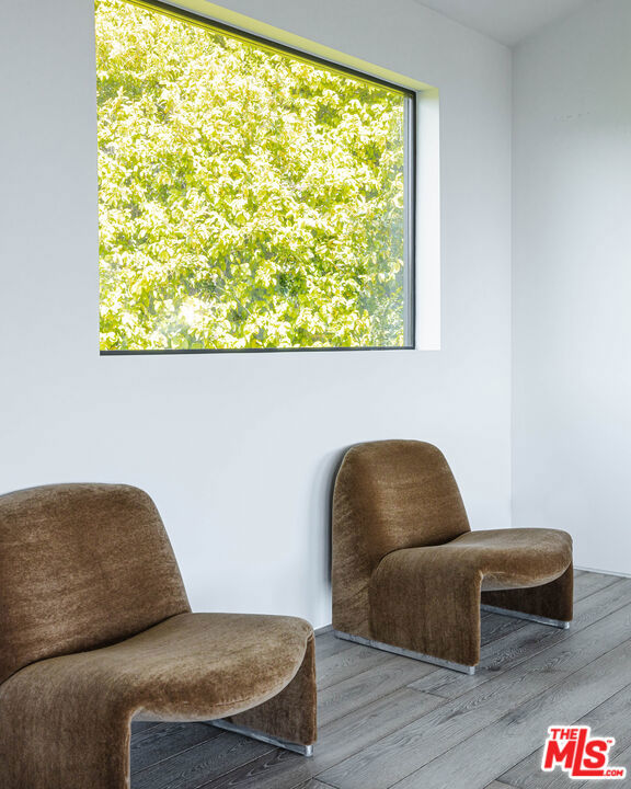 2532 Canyon Oak Dr, Los Angeles CA: https://media.crmls.org/mediaz/e6728d99-265f-44b8-8f01-980e4a002025.jpg