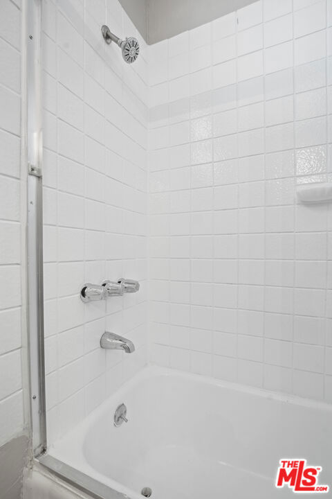 115 N Oak Street, Inglewood CA: https://media.crmls.org/mediaz/e672b774-f946-4394-80c7-00d9fec43a8a.jpg