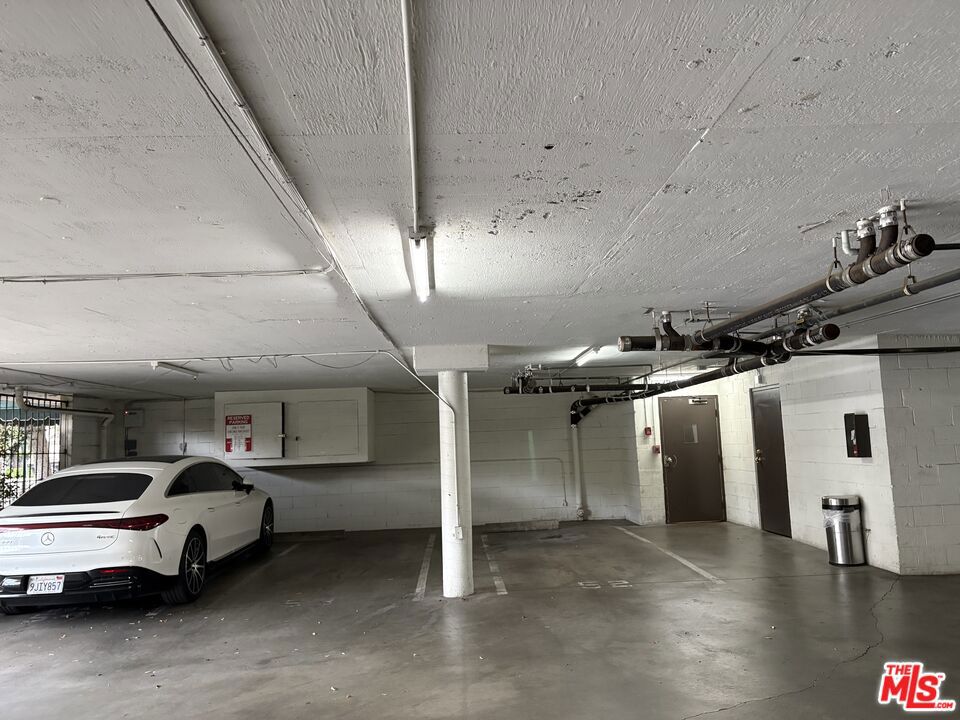 https://media.crmls.org/mediaz/e6733854-b952-4115-90d4-7979a2ffac86.jpg?preset=X-Large