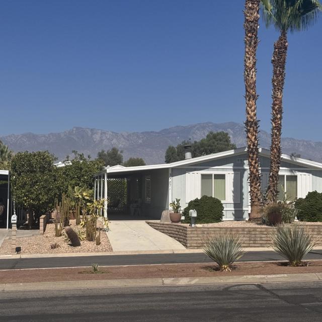 39880 Palm Greens Parkway, Palm Desert CA: https://media.crmls.org/mediaz/e673a3bc-86f3-49ac-9fb5-723aaa80e839.jpg