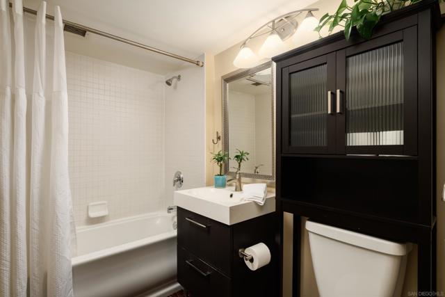 500 W Harbor Dr, San Diego CA: https://media.crmls.org/mediaz/e6744e9f-d92f-4dc7-ae62-2f02fd5a67c5.jpg