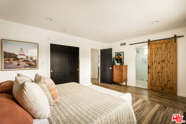 13123 Magnolia Boulevard, Sherman Oaks CA: https://media.crmls.org/mediaz/e675184a-ec93-45d3-851f-3409621f57c5.jpg