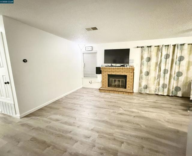 405 405 Weymouth, Hercules CA: https://media.crmls.org/mediaz/e675857d-4a85-4861-a075-fddbe5ff4b18.jpg
