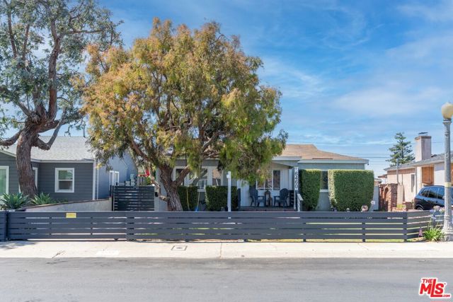 6460 W 84th Street, Los Angeles CA: https://media.crmls.org/mediaz/e6759199-5dc2-43d4-8821-530dba568cc2.jpg