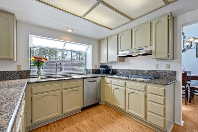 3737 Hillview Way, Oceanside CA: https://media.crmls.org/mediaz/e675afe7-7f34-4e37-8f5f-3f832f020819.jpg