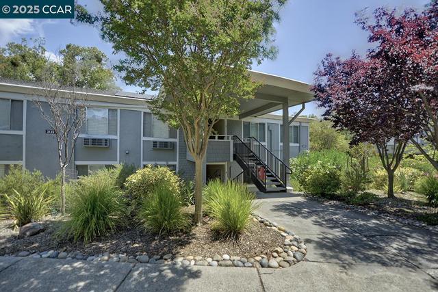 3136 Tice Creek Dr, Walnut Creek CA: https://media.crmls.org/mediaz/e675d112-e01d-4f24-bbe6-dae4e50fc531.jpg