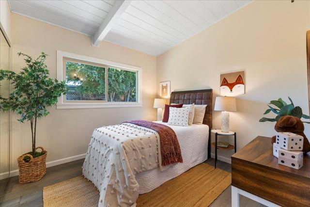 907 Christopher Way, Menlo Park CA: https://media.crmls.org/mediaz/e67676ae-4922-41bc-9271-62c4d1c9b96b.jpg