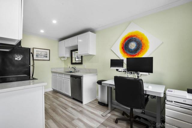 1464 Essex St, San Diego CA: https://media.crmls.org/mediaz/e676d401-0c84-4639-bd71-a1658d61caa4.jpg