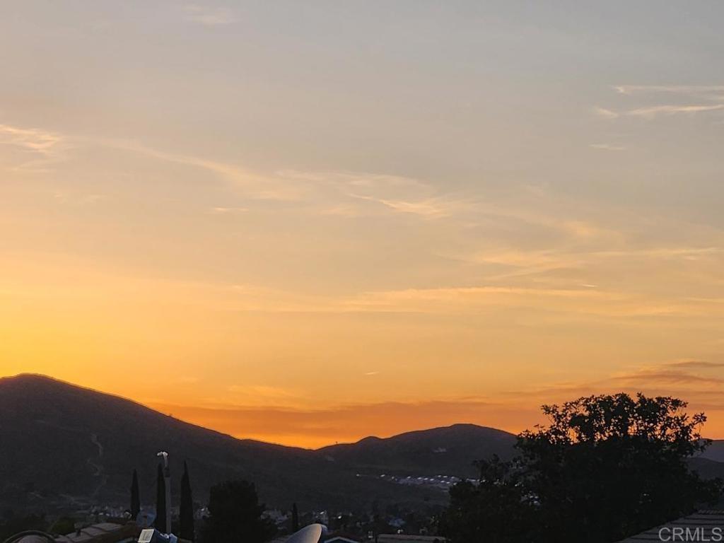 https://media.crmls.org/mediaz/e6798013-1f5b-4432-93df-8c569a4ad799.jpg?preset=X-Large