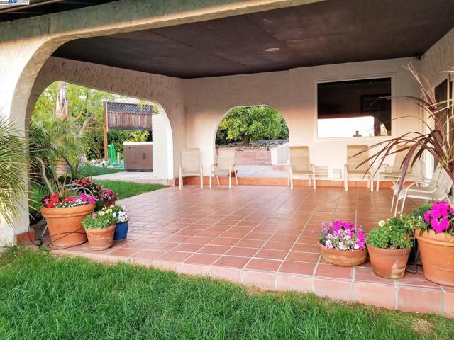 21798 Independent School Rd, Castro Valley CA: https://media.crmls.org/mediaz/e679ee9d-af2a-449b-8fc0-5550613234d1.jpg