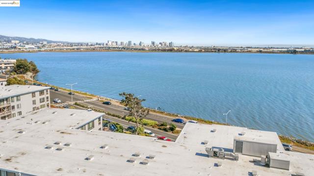 2 Anchor, Emeryville CA: https://media.crmls.org/mediaz/e67a947e-eab8-416d-af07-32fe89331ad2.jpg