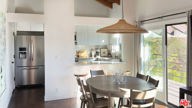 26533 Ocean View Drive, Malibu CA: https://media.crmls.org/mediaz/e67bdd2b-508c-4959-93f3-0ffca071cd19.jpg
