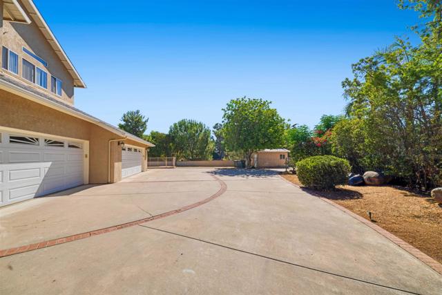 2173 Twisted Oak Ln Lane, Alpine CA: https://media.crmls.org/mediaz/e67c072c-a976-4784-8976-8d40f5ec40ec.jpg