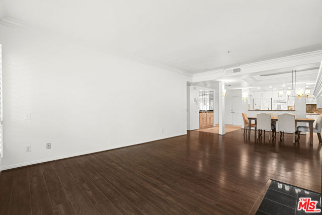 5224 Zelzah Avenue, Encino CA: https://media.crmls.org/mediaz/e67c889b-744b-4c17-bc5c-d17110bb3516.jpg
