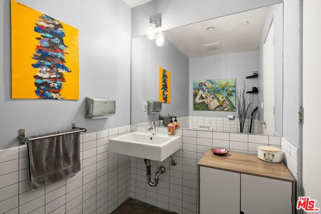 2400 Corinth Avenue, Los Angeles CA: https://media.crmls.org/mediaz/e67d92ae-062f-448e-bd18-f1c9d838a9ab.jpg