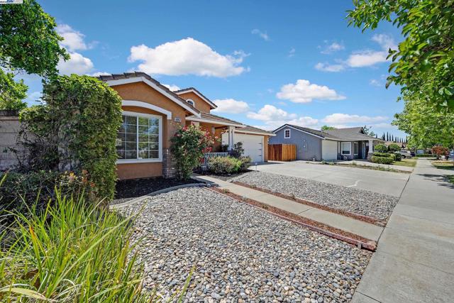 6997 Foxtail Dr, Livermore CA: https://media.crmls.org/mediaz/e67dd524-3cc5-4a27-a075-5e6b88867b2a.jpg