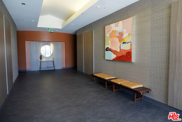 520 N Central Avenue, Glendale CA: https://media.crmls.org/mediaz/e67dd538-3e2b-45ce-a259-1763a19f91d3.jpg