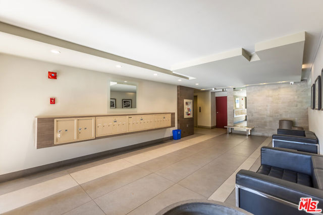 4641 Fulton Avenue, Sherman Oaks CA: https://media.crmls.org/mediaz/e67e3294-7bbe-42af-8387-3bf60e26d43b.jpg