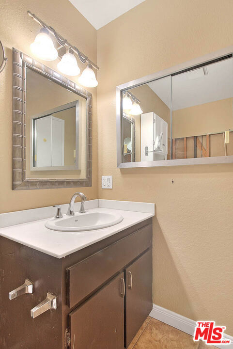 700 W Walnut Avenue, Orange CA: https://media.crmls.org/mediaz/e67ea39d-9d64-4697-85d6-15669a50291f.jpg