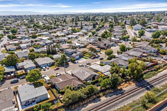 43270 Newport, Fremont CA: https://media.crmls.org/mediaz/e67f1dce-7aeb-49ce-b2e3-78c5fb6bac30.jpg