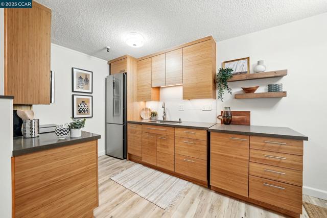 325 Lenox Ave, Oakland CA: https://media.crmls.org/mediaz/e67f300a-e0f8-409c-8a3f-1763457aecea.jpg
