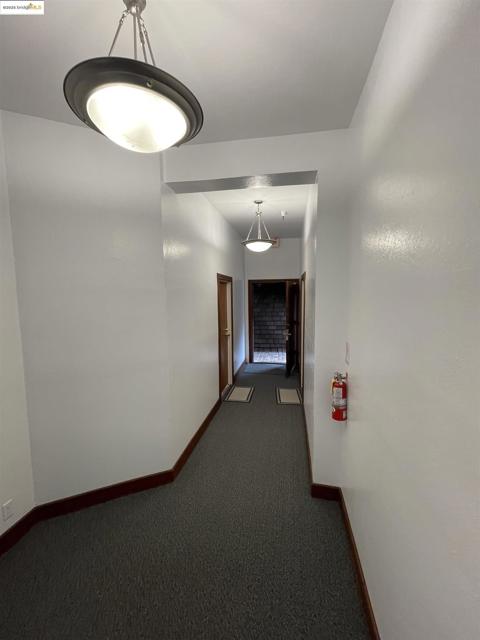 290 Park View Terrace, Oakland CA: https://media.crmls.org/mediaz/e67f3361-0d0c-45f7-bbd9-98be05852113.jpg