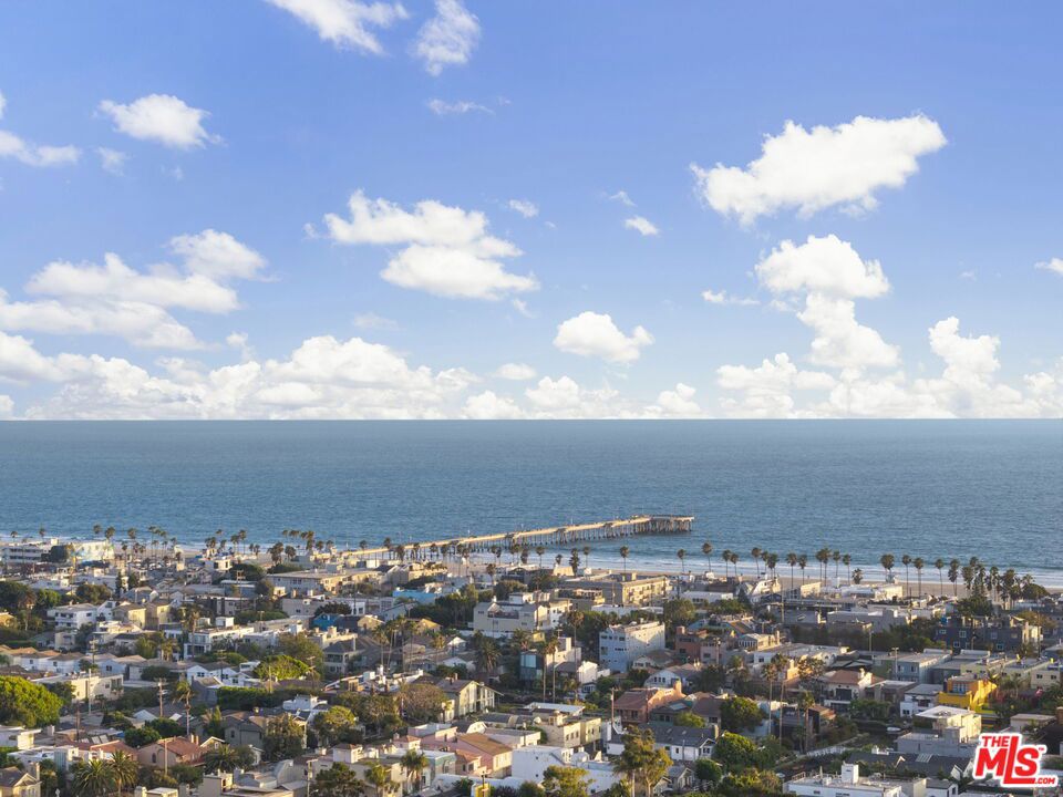 https://media.crmls.org/mediaz/e67f39b5-abf5-488a-a3fb-f6ab5a470bbd.jpg?preset=X-Large